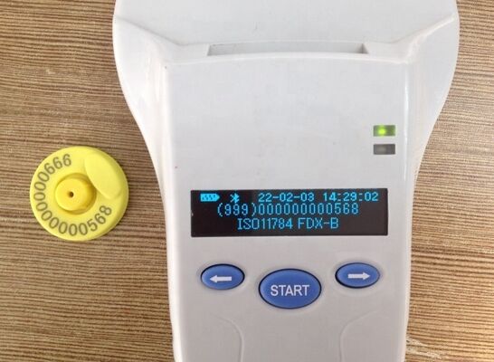 خواننده دستی RFID با صفحه نمایش OLED 128x32 USB برای پلاستیک راه حل دوربردی برای استفاده از حیوانات خانگی و مزرعه و مزرعه